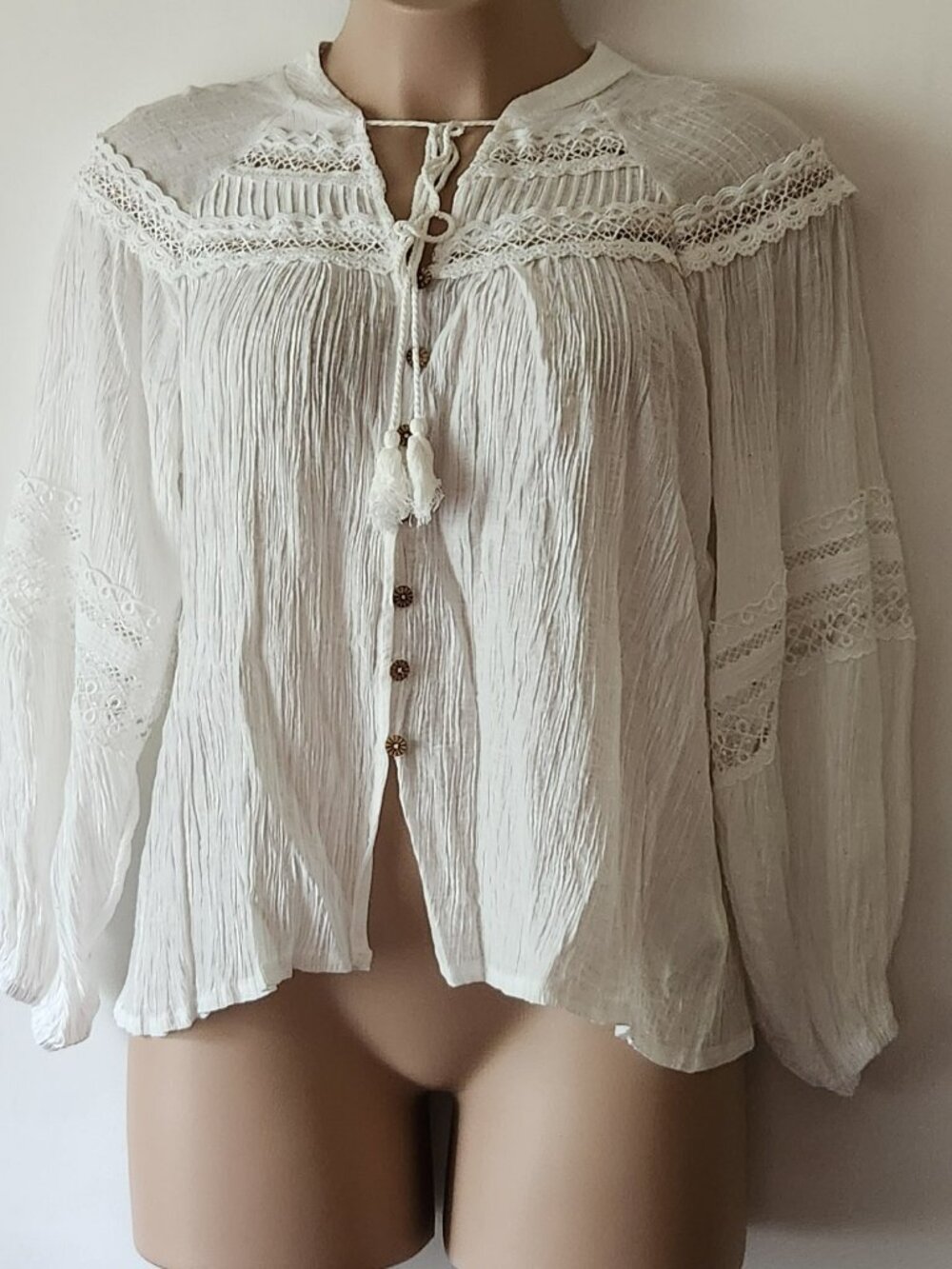 Beautiful boho style top sz XL lace cut outs white VGUC